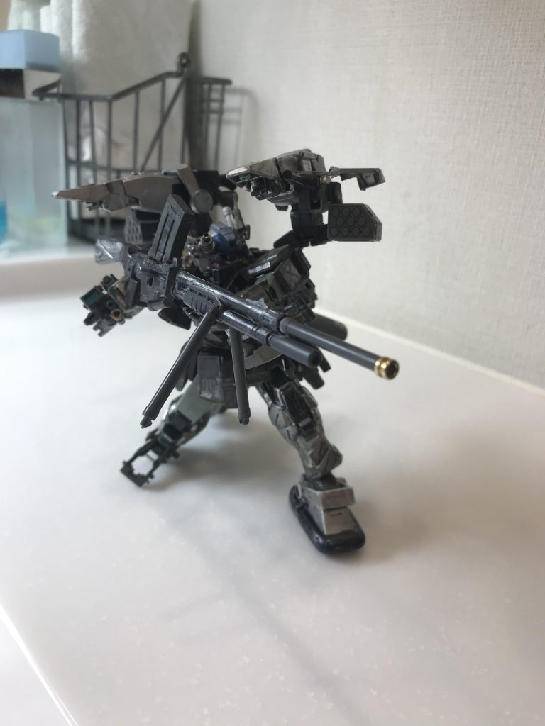 対MSライフルジオンの対艦ライフルをもとに作られた試作兵装。威力は高いが反動が高く、扱いが難しい。