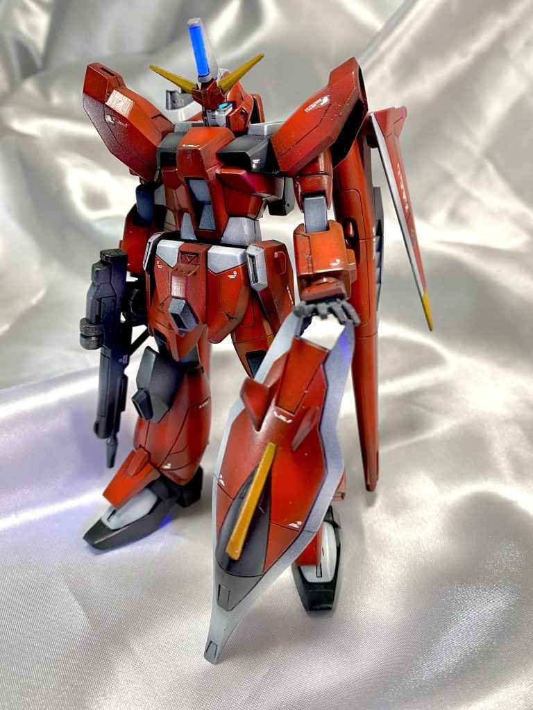 足の付け根の位置変更、腹部延長、つま先延長、肩のボールジョイント化、黒立ち上げ塗装してます。センサー部分は蛍光塗料で塗装されています。