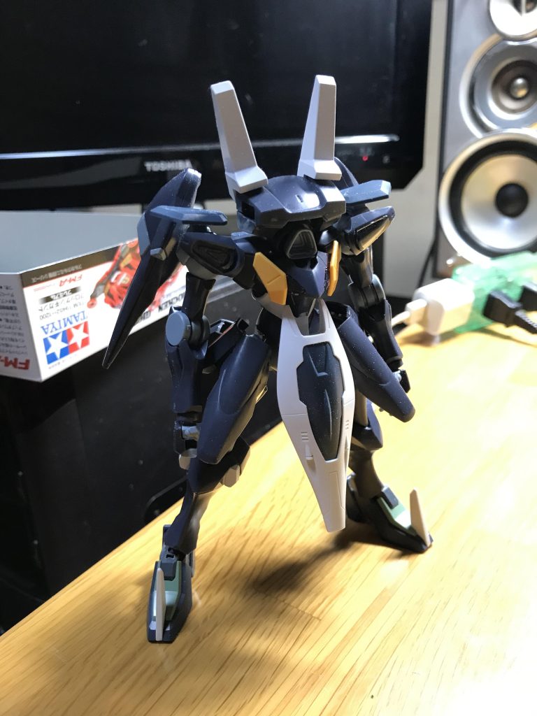 方向性が固まった頃の写真がありました お分かりいただけただろうか バックパックの白化したゲート跡が目みたいに見えるんですねえ そんな何とか現象みたいなところから作り始めました笑