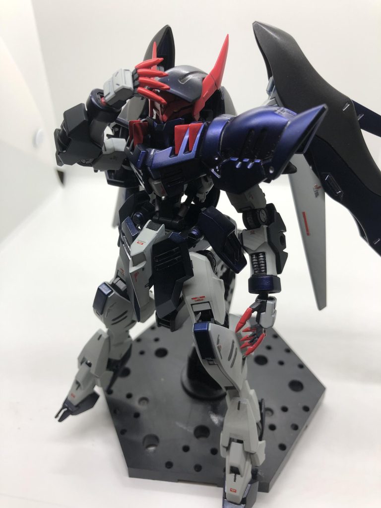 翼に課された縛りを解く方法は、腕と足の追加装甲が無くなることである。(任意パージ可能)頭部の装甲を脱ぎ、本来の姿を顕す。