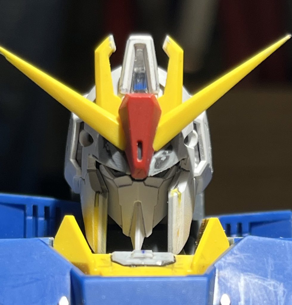 隈取りと顎周りを削って小顔化アンテナのシャープ化と庇部分をプラ板とパテで形状変更して目つきを鋭くしました