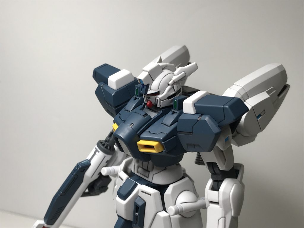 0083の頃の機体イメージを考えて、多少アクセント程度にスジ彫りでモールドを追加したりしてます。