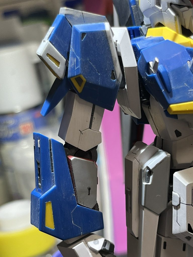 肩はやや大型しつつディテール追加、肩上部は怒り方に見えるよう形状変更前腕部の赤いパーツは曲面だったので削ってプラ板を貼って平らにしました