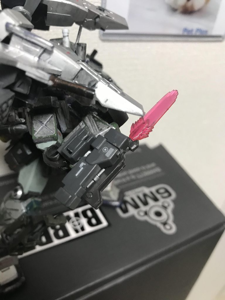 ビームダガー(展開式)リーチは短いが、威力に優れる格闘兵装。