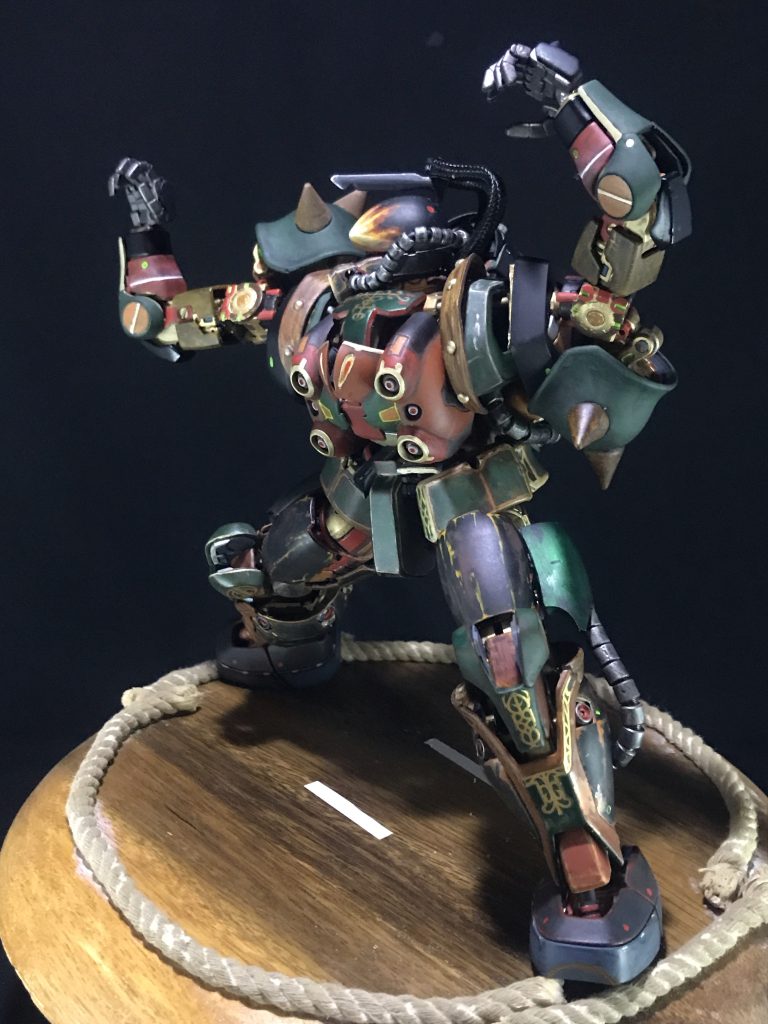 胸板を出す為にグシオンのパーツを使用。