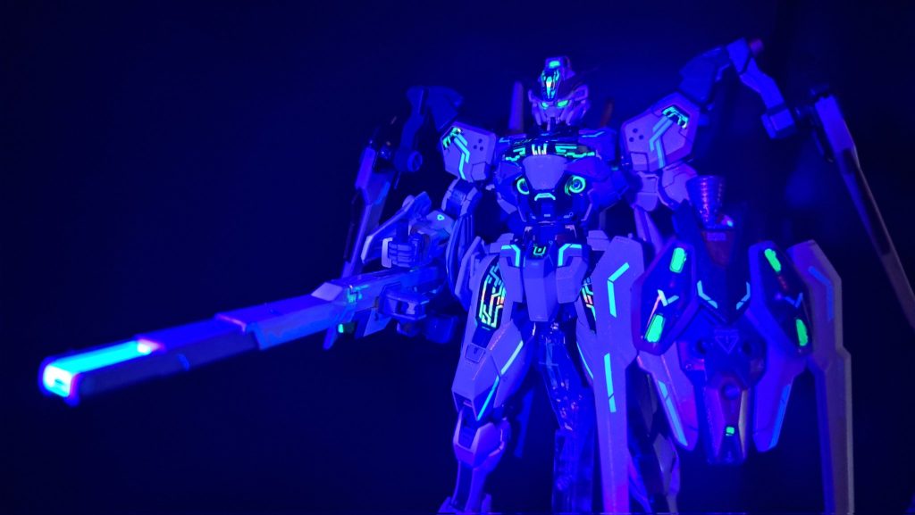 蛍光塗料＋光るデカールで、ブラックライトを当てるとなかなか雰囲気あります。