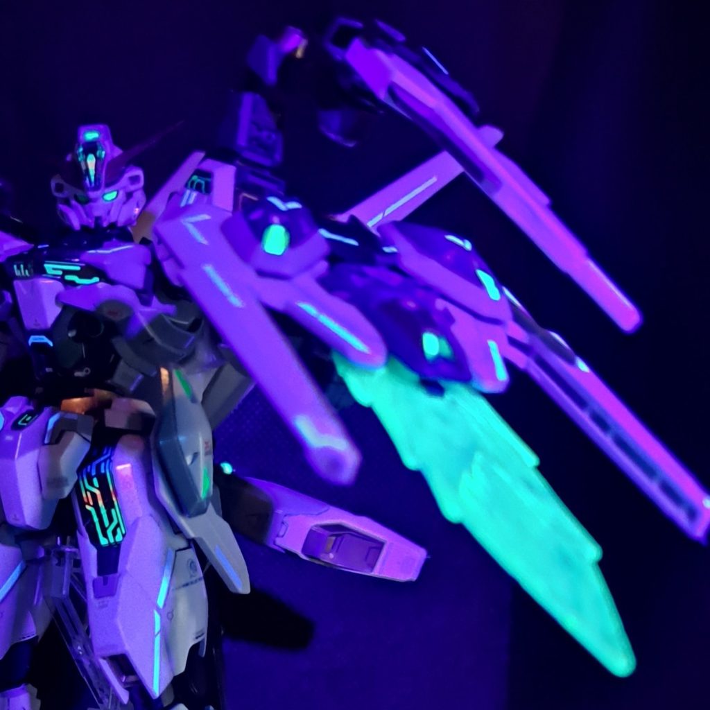 シールドはクロー形状の武器にしてみました。クローの開閉ギミックとかは無理だったので、固定式です。