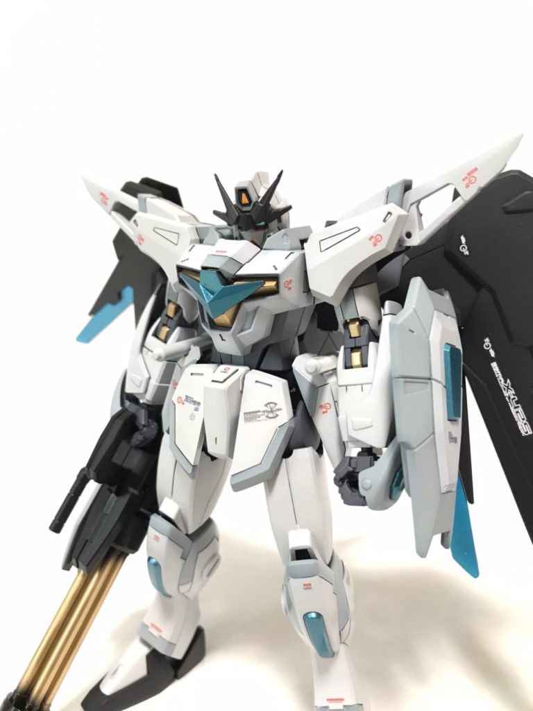 デスティニーといったら血の涙を流しているような頭部だと思うのですが、今回は優しい印象になるようにAGE3のものを採用しました。アンテナはディテールアップパーツでオリジナルの形状としています。また各所にスジボリを追加し、好みに合わせて塗り分けました。