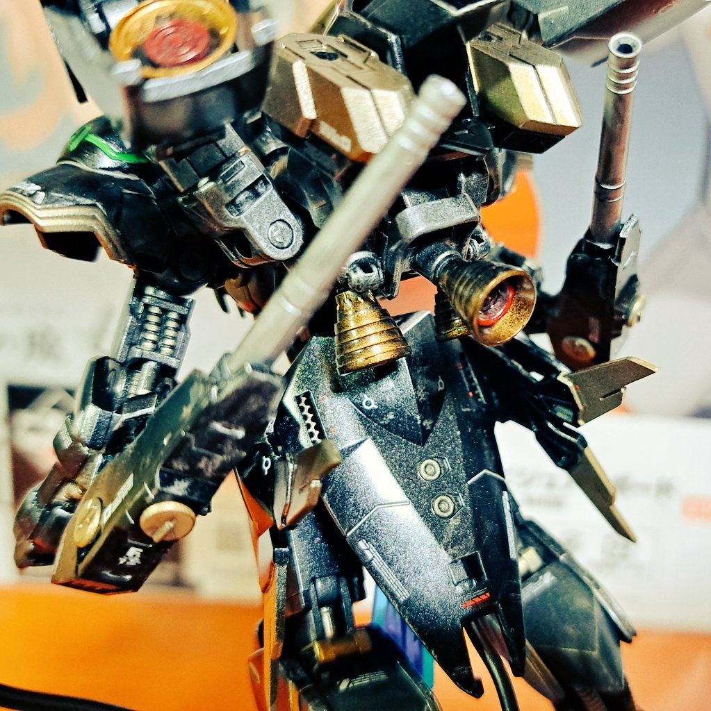 バックショットもごつごつしてて気に入ってます。リアスカートの隙間からチラ見えするメタルメッシュパーツが地味なこだわり。腕の砲は前に向いたり、バックパックにも付けられます。