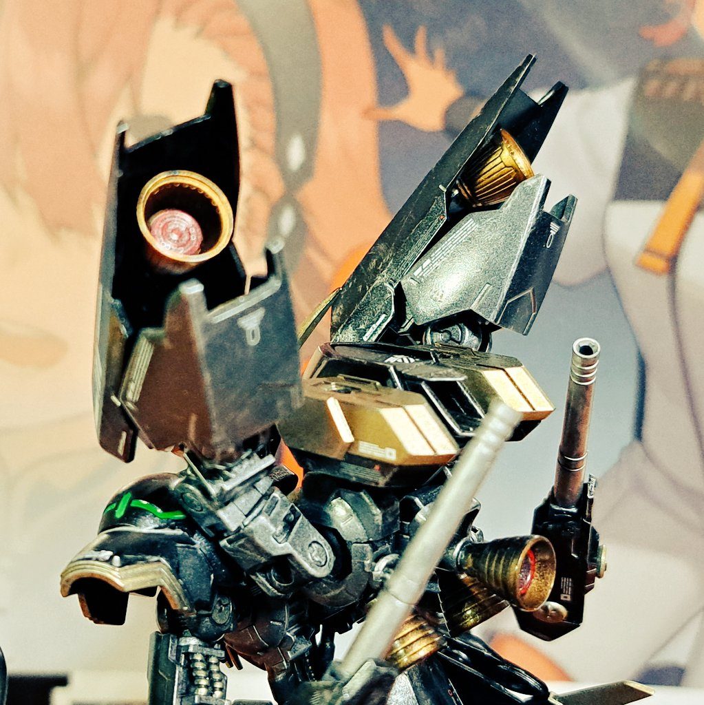 後ろ足の太腿と腰の装甲がシンデレラフィットしたので、バックパックに流用しています。ちゃんと開閉します。閉じてるとこんな感じ。