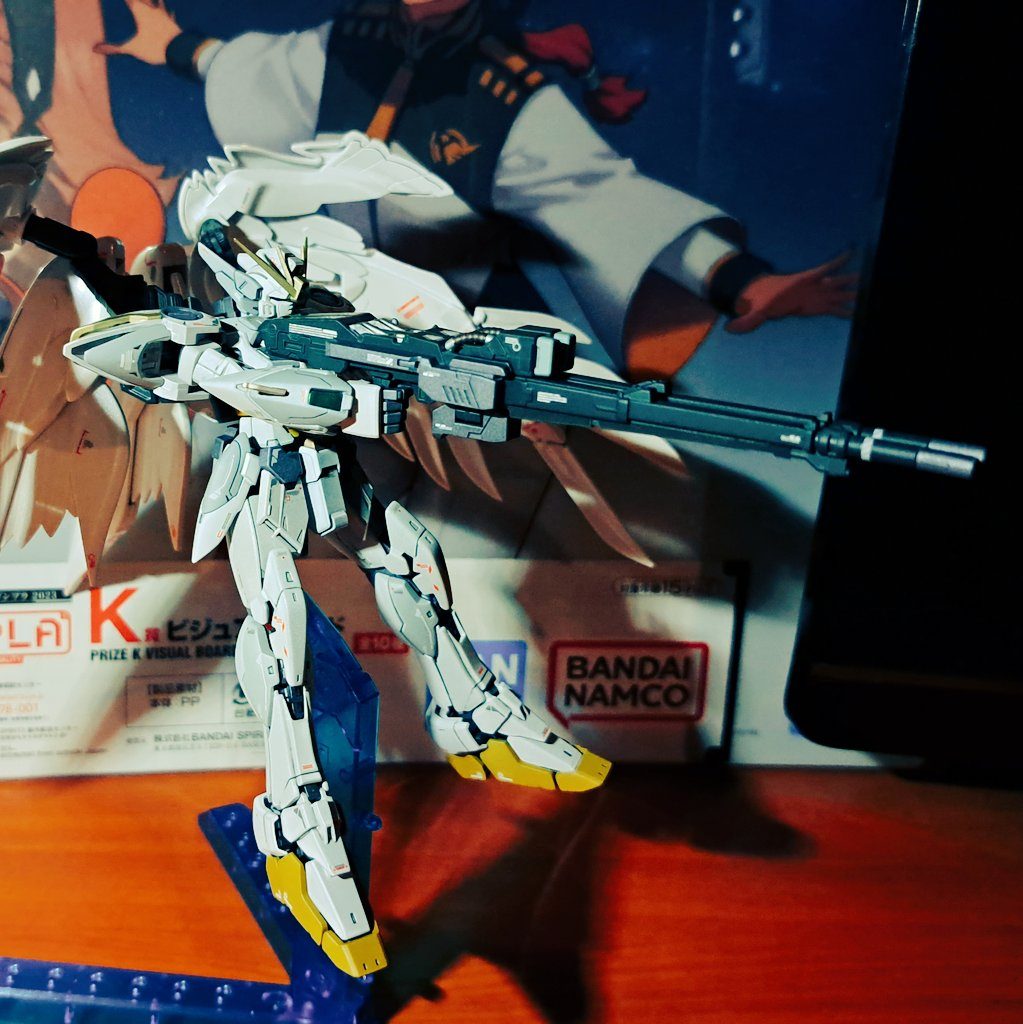 名物、ツインバスターライフル。有機的なフォルムの翼とマッシブな武装のコントラストが素敵すぎるMSですね。