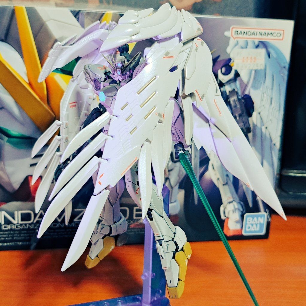 写真では分かりませんが、本体がフラット仕上げなのに対してウイングはパールホワイトでグロス仕上げ。ところどころゴールドの差し色と赤のデカールが映えます。ツインバスターライフルは言わずもがなですが、地味にサーベルも似合います。しびれる。