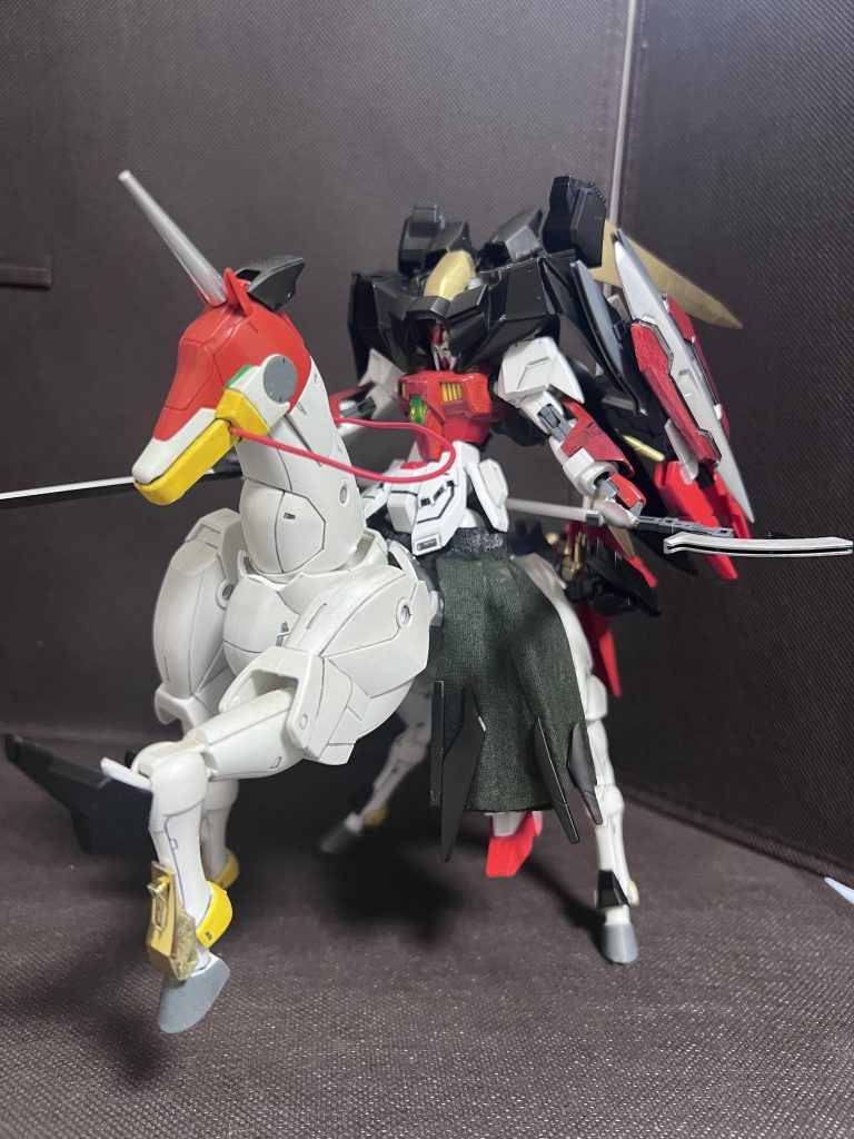 馬乗りポーズ2  最初はナギナタ持たせようとしましたが、結構干渉するので、馬に装備してある刀を持って2刀流ポーズ