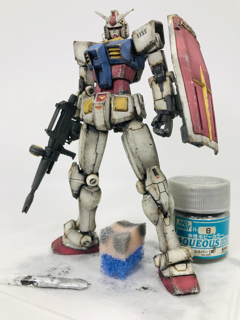 次はシルバーチッピングで剥げチョロ追加白いパーツに施しても効果は薄いのでお好みで…剥げチョロ表現はチッピングではなくドライブラシでも良いです
