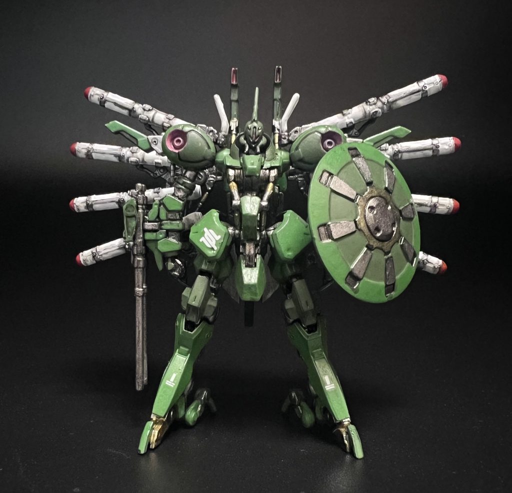 全身前より。アーティファクトならではのアレンジは、胸部のパイプシリンダーに感じることができました。カラーリングはフォルムのアレンジを感じやすいかな、ということで元のグリーンをベースにしています。