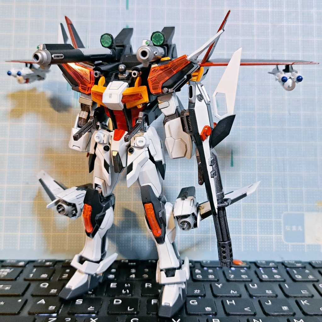 うまくバラせる自信がなくて仮組みせず行き当たりばったりなので、ここまできて方の砲門が干渉して頭部が付けられないことに気づきました。真鍮線を使った延長、やったことがなかったので初挑戦でした。