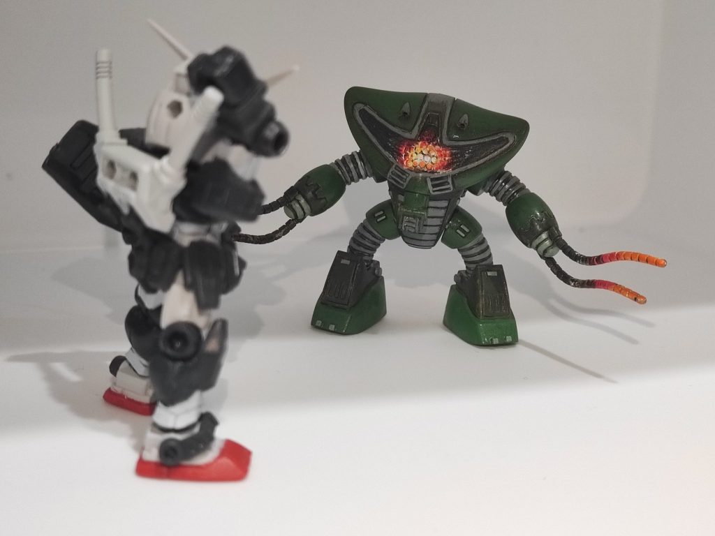 複眼とヒートロッドをイラスト風塗装でチャレンジ。手前のプロトタイプガンダムはモビルスーツアンサンブルです。