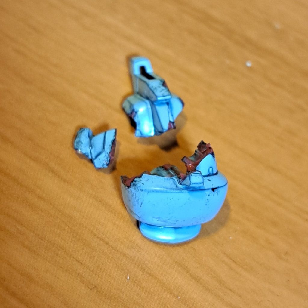 缶スプレー塗装だとどうしてもエッジや細かい隙間に塗料が入りづらく、しっかり塗ろうとすると広い面に表面張力で塗料が集まってきたりとかなり厚塗りになってしまうことも。ダボ穴やピンにマスキングをせず塗ったせいで、嵌めたときに盛大に割れました。さすがに修復不可能だったのでバンダイさんのパーツばら売りを利用しました。ばら売り、助かる…。