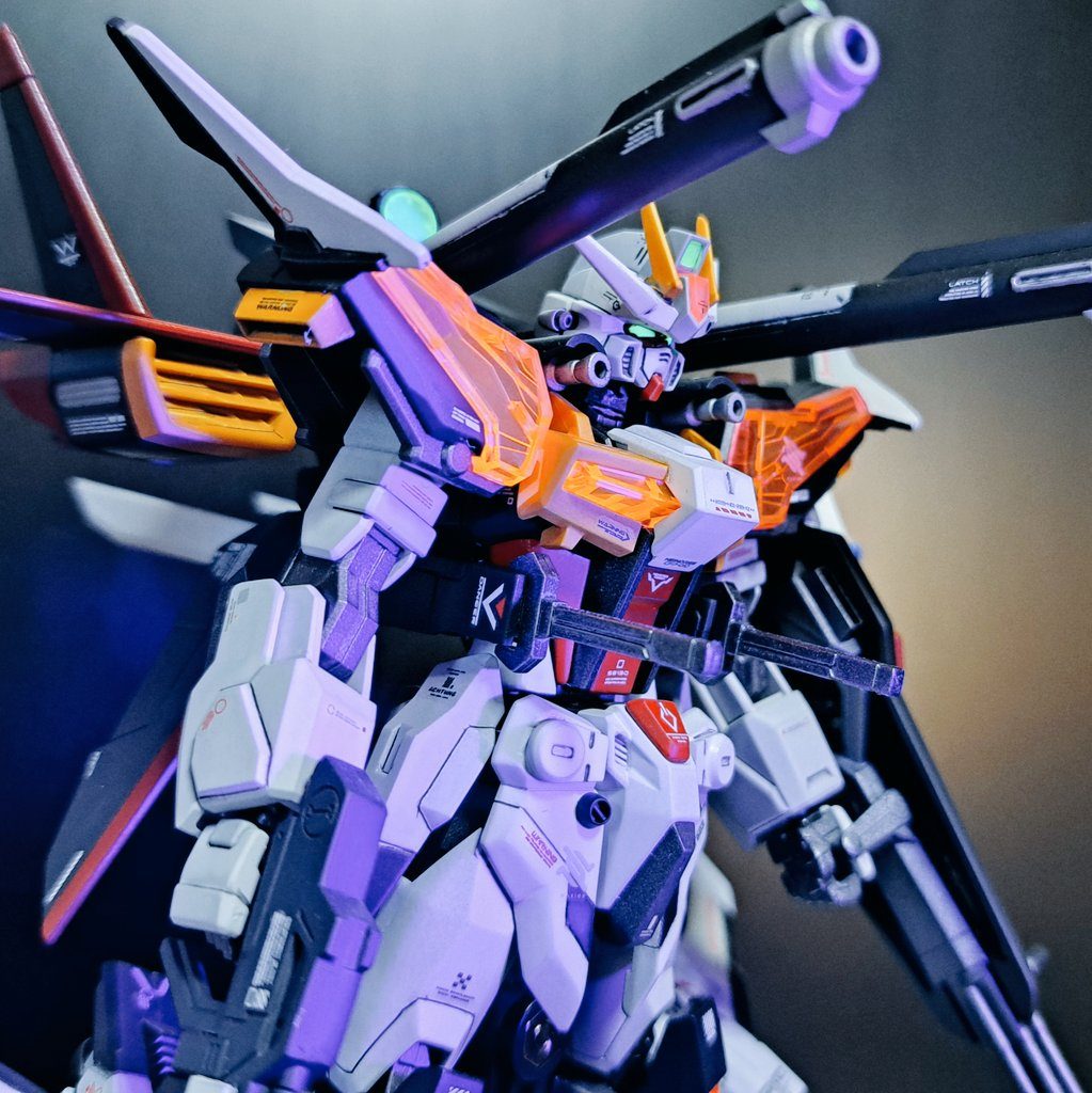 ブラックライトで目がビコーンします。アンテナのマスキングが地味に面倒でした。デカールは多めが好きです。