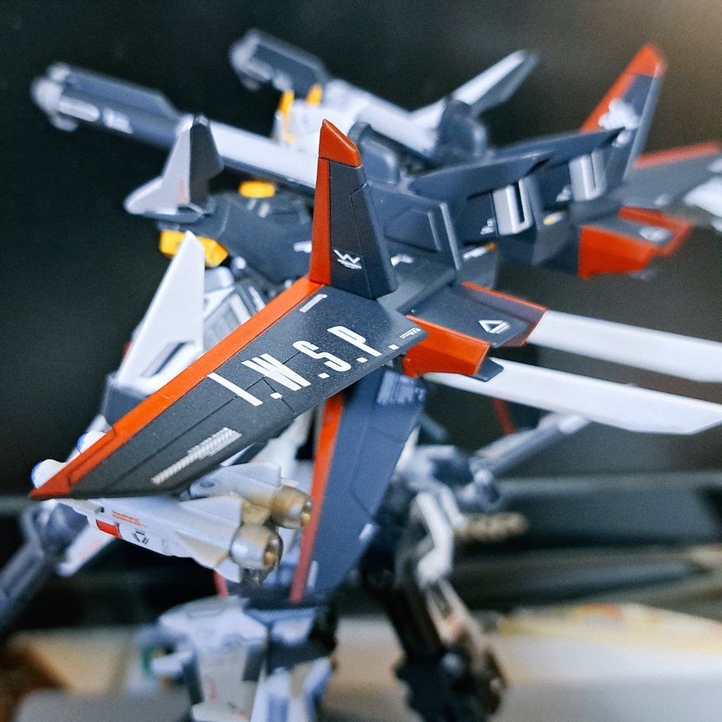 翼の「I.W.S.P.」もいい感じに貼れました。