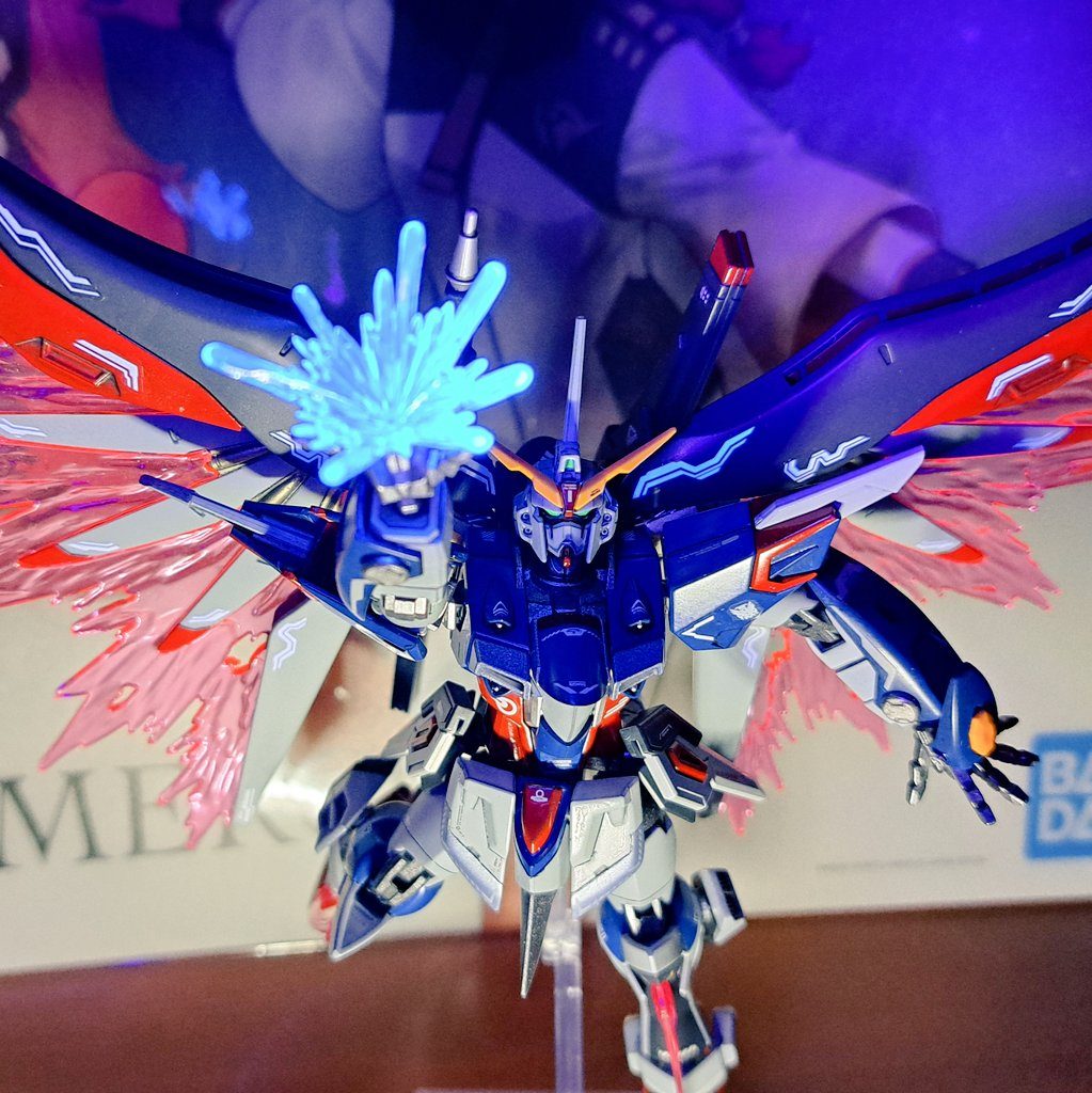 掌部ビーム砲「パルマフィオキーナ」と光の翼、ビームシールドには100均で買ったネイル用のグリーンのキラキラを擦り付けてみましたが、写真では全く見えませんでした。HGデスティニーはエフェクトパーツが豊富で本当にきれい、おまけに蛍光塗料が練り込まれていてブラックライトで光るのも嬉しいです。