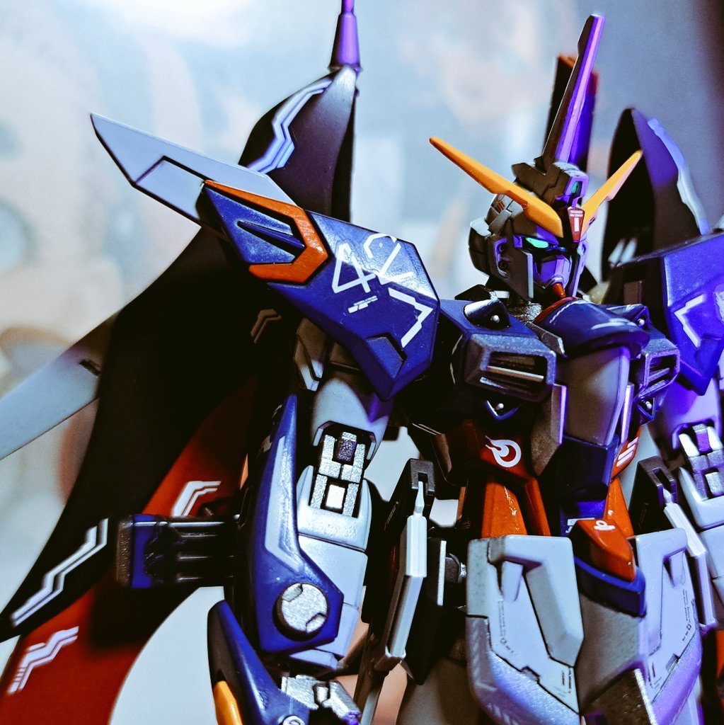 バックパックと腕はデスティニーですが、その2箇所が主張強い分、他は基本イモジャです。悪人面の隈取は絶対外せないので、イモジャをベースに、フェイスマスクだけデスティニーをミキシングしました。ここがいちばんのこだわりポイントで、いい感じに決まってくれてよかったです。