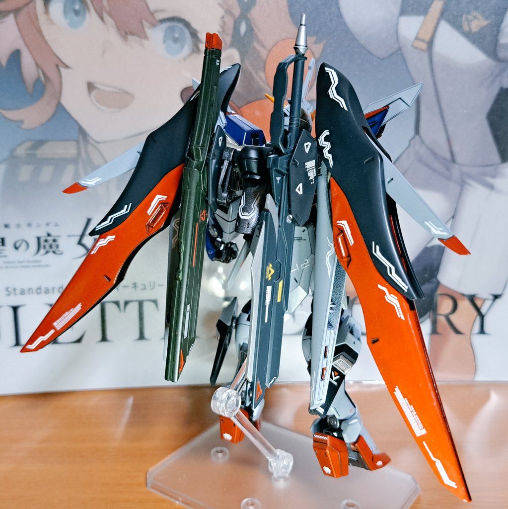 最後はバックショット。大きな武装を背負っている分、羽の可動域がかなり限定的になってしまうキットです。武装をラックごと外せばもっと後ろにも流せますが、まあまあ。最後は、といいましたが、実は今追加武装も作っています。そちらはまた後日に。