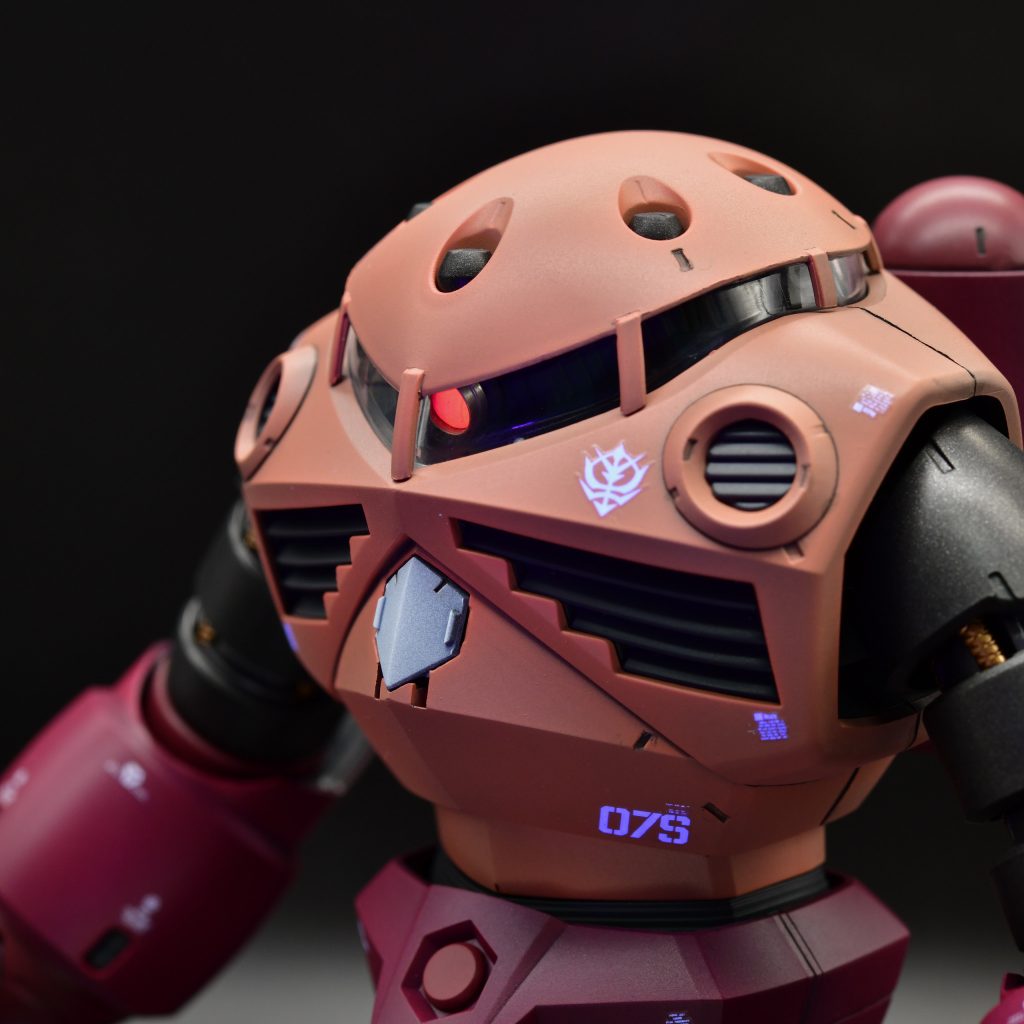 モノアイはメタルパーツに置き換えて内部を蛍光ピンクで塗っています。