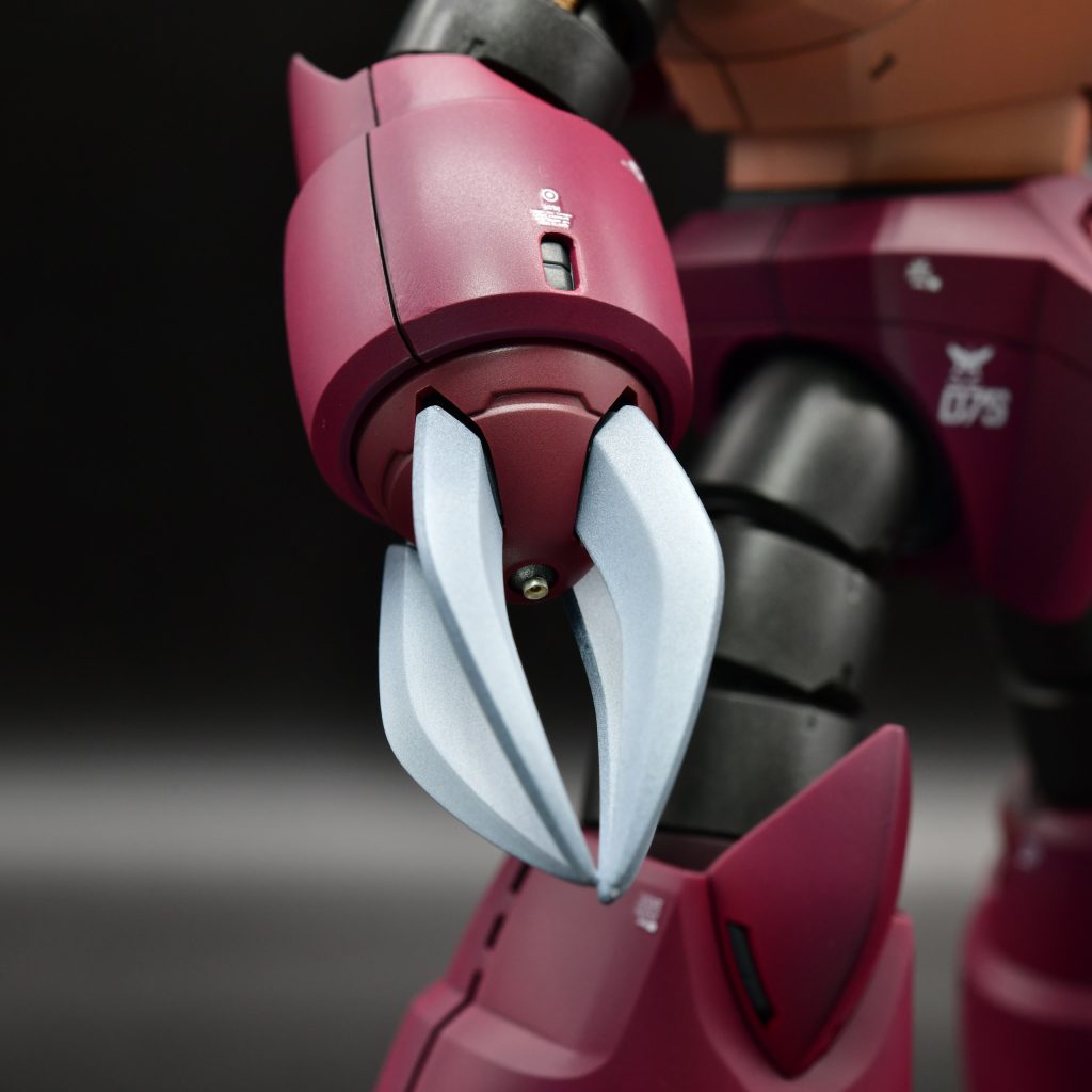 クローの先端は少し尖らせて、ビーム砲にはメタルパーツを使いました。