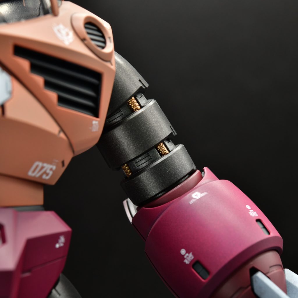 腕や足の内部動力パイプはブライトゴールドで塗装。他にもゴムパーツはプライマー処理して塗装しています。