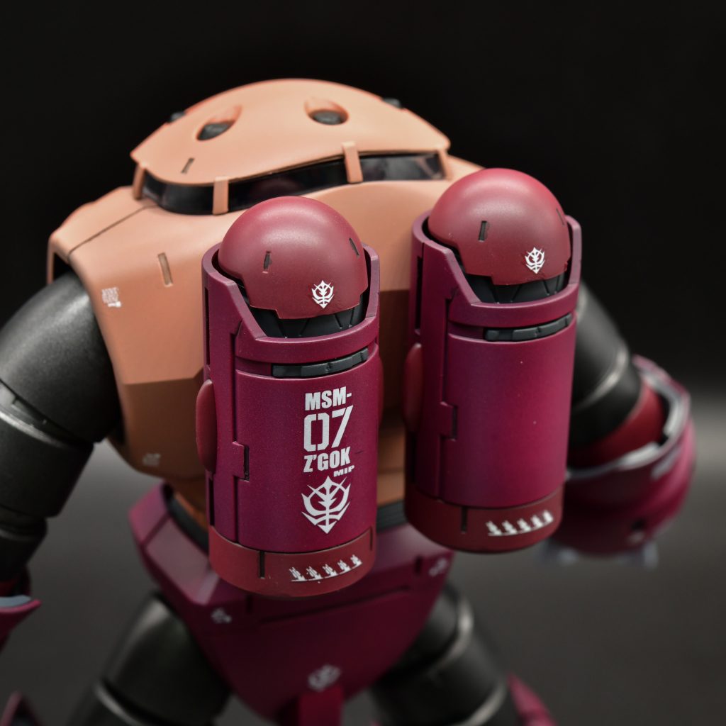 胴体はシャアピンク。手足やバックパックなどはシャアレッドとレッド（アニメカラー）の2色で塗り分けています。