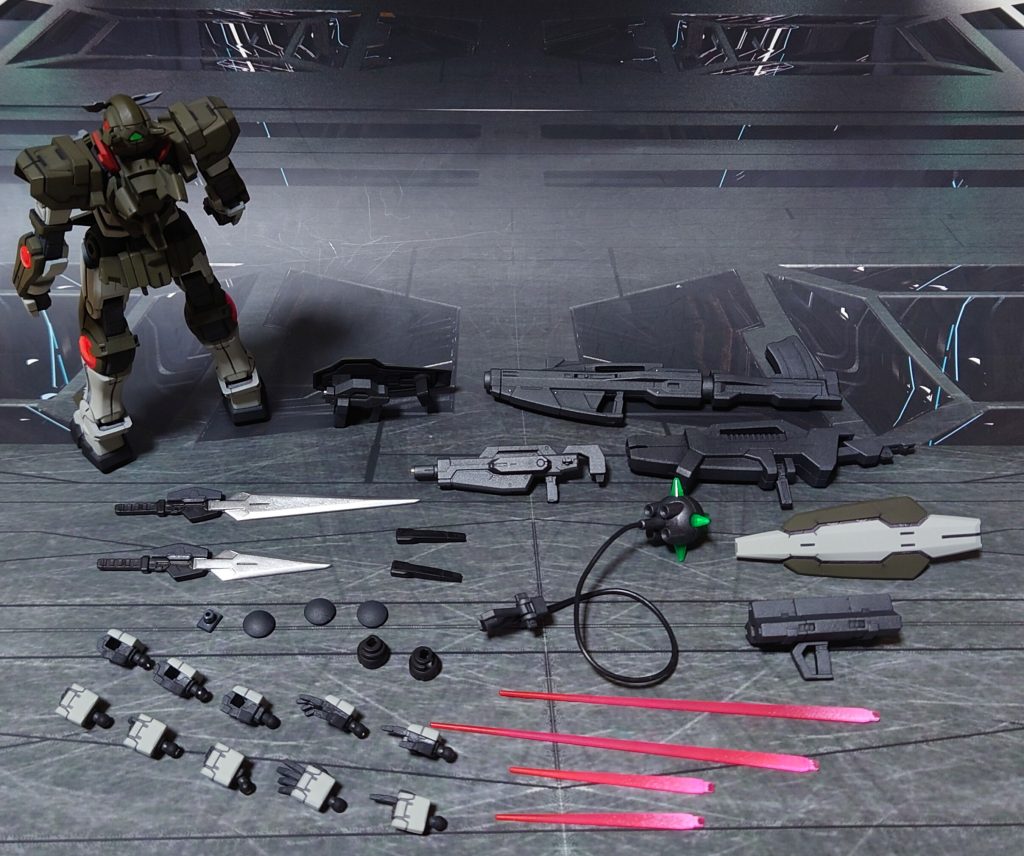 付属品一式。■塗装レシピ緑:黒サフ→オリーブドラブ→つや消し白:黒サフ→ガルグレー→つや消し赤:グレーサフ→ダルレッド→つや消しグレー:黒サフ→ニュートラルグレー→つや消し黒:黒サフ→メタリックブラック→つや消し関節・武器類濃グレー:黒サフ→MSグレー連邦系→つや消しフェイスマスククリアパーツ:光沢→市販のシール素材GNコンデンサクリアパーツ:表側に光沢、裏側に市販のシール素材を使用武器類グレー:黒サフ→ブライトガンメタル→つや消しGNブレイド刃:黒サフ→ブラック→メタルシルバー→光沢GNブレイドグリップ:黒サフGNハンマー・ハンマー部:黒サフ→ガンメタル→つや消しビームサーベル刃エフェクト:根本側にMSホワイト→先端側にメタリックレッド→全体に蛍光ピンクセンサー類:キット付属シール、市販のプラパーツ・シール素材を併用墨入れ・部分塗装:ガンダムマーカー各種を使用