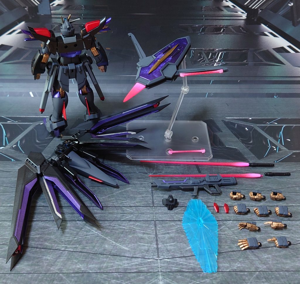付属品一式。武器類については、ビームサーベルの連結は不要と判断してグリップの連結機構を排除。噛み合わせ部分を削って、ディティールアップパーツに置換しています。MA形態への変形については、塗装が剥げそうで怖いので、無かったことにします。
