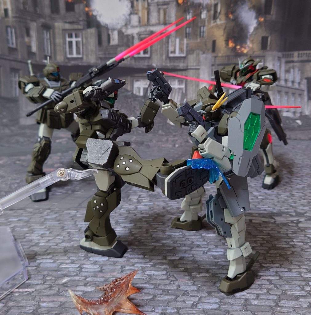 戦況は動き、乱戦になだれ込む。“ジム・スナイパー”は狙撃屋ではない、万能選手だ。