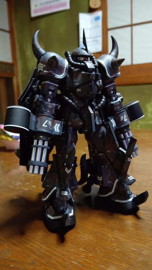 これは昔の物ですが、以前のボークスさんのコンテストに出した、今回の塗装の元ネタのグフです。同じ部隊という引っ張り方で、これはザクタンクの護衛役にしました。これを作った時は、ザクタンクは全然違う部隊でしたが、塗装を手早く終わらせるのと、なんとなく黒っぽい色のイメージしかなかったので、同じ部隊にしよう、ということにしました。今、装填手の旧ザク、2機、工作が終わる頃です。出来て、ザクタンクをコンテストから回収してからまた一緒に写真を撮りたいです(^_^)。