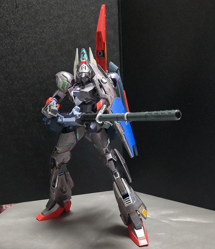 バスターランチャーこの機体の最強武器であり、広範囲の相手を一気に倒したり、出力を抑えることで、距離の離れた相手にも攻撃が出来るようになっています。