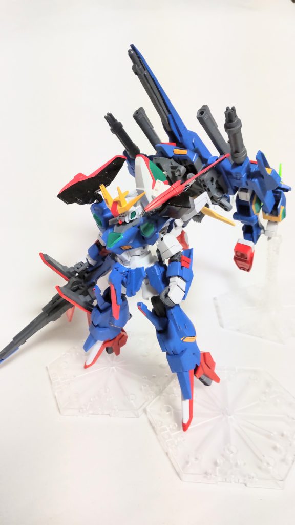 バックパックを装備した状態一応、磁石で二点固定させてますが、重いしデカいしで、スタンドがないと自立できません!SD頭をどうにもできなかった故の苦肉の策……もう一つのリアルモードでも装備できる予定だったんですが、仮組みしたあとに色々変更したら装備できなくなりました😅なので割愛!