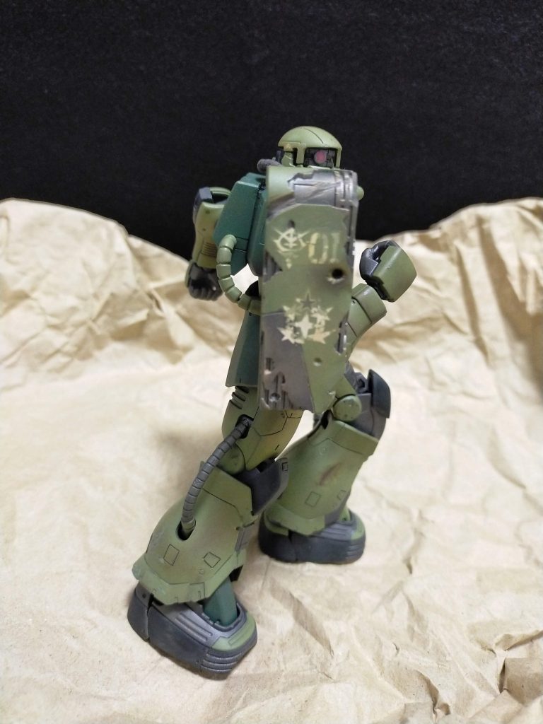 元キットの状態でもボロボロなドアンザクに、凹みや弾痕等のダメージ加工とそれらを踏まえたウェザリングを施しました。　