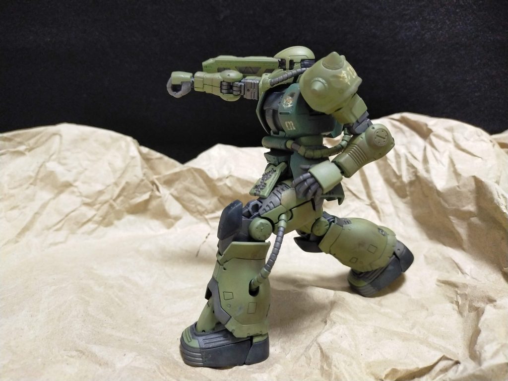 武装はもちろん拳と岩です。そのためヒートホークをマウントするための３mm穴は塞いで、あまりのパテで岩を作りました。ヒートホークが無いのは塗り忘れていたわけではありません、決して。