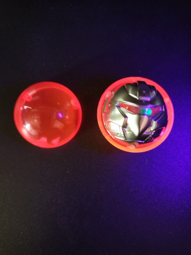 UVライトを照らして、カバー外すとよく光って見えます。キャンディー塗装を試しましたが、カバーを着けるとイマイチなのでスーパークロームシルバー2のみに戻しました。