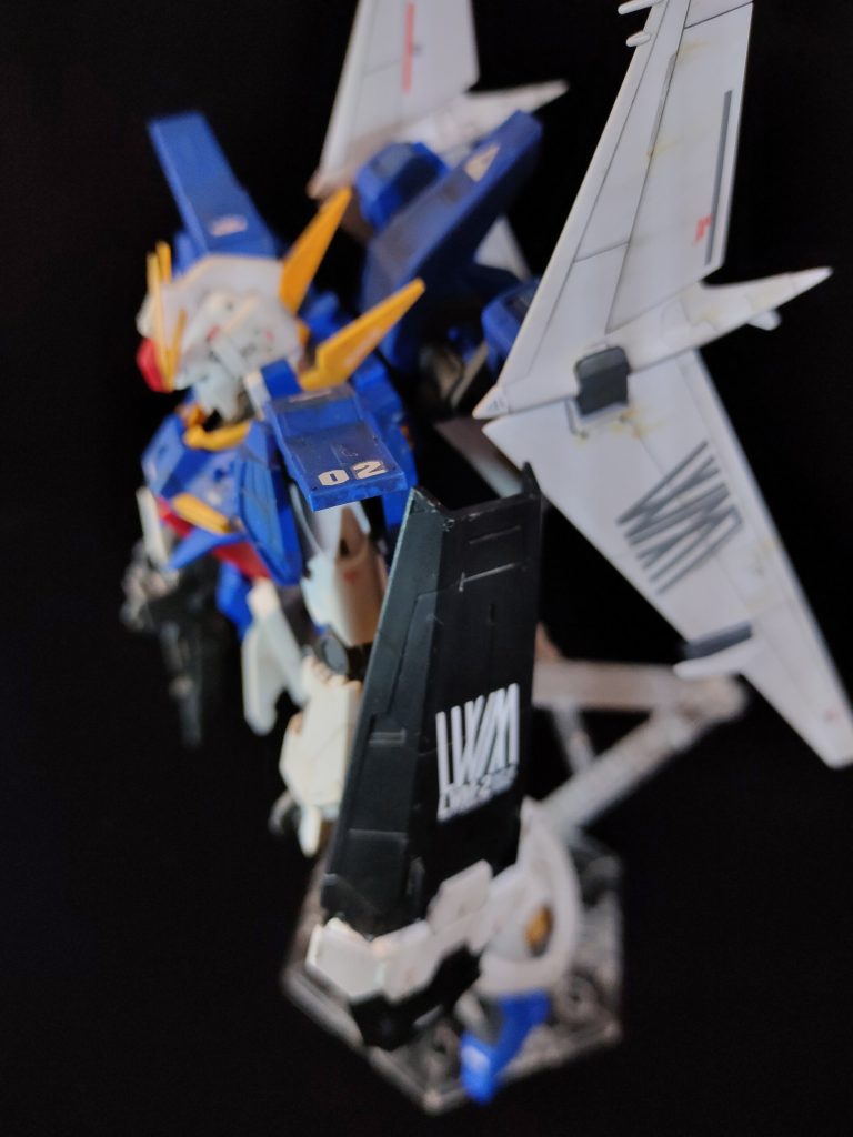 リントヴルムはミト・コグレの二番機との事なのでショルダーには02ブルーのパーツや翼のウェザリングの出来が気に入っています