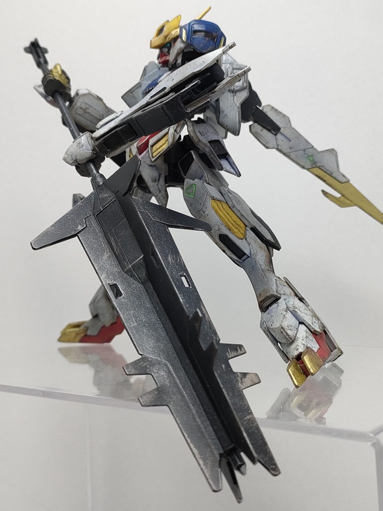 巨大メイスを下から振り上げ。マジでこの武器デカすぎ。メイスも使い込んでる感じにしました。