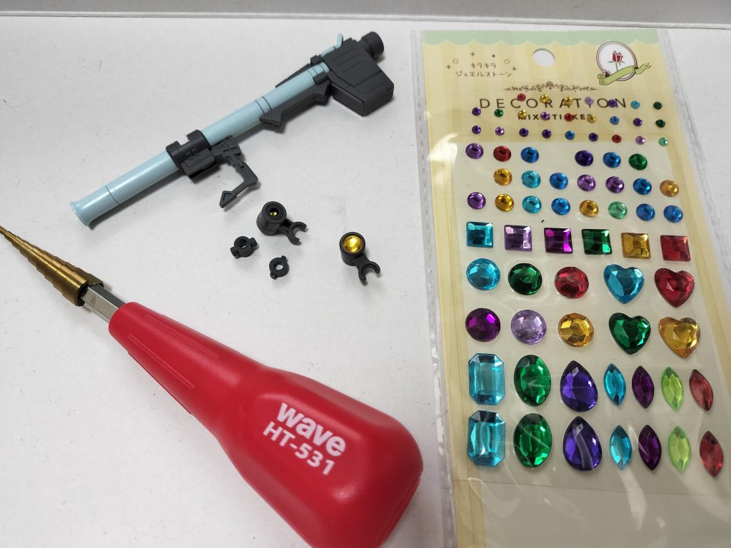 バズーカーのスコープが中抜き、レンズがシールなので、100均デコシールをレンズにして表と裏に貼りました。表レンズを6mmデコシールにするため、新兵器のWAVEさんのドリルでくり抜いて貼り付け、中には余ってるポリキャップ2個を加工して入れました。そこに3mmデコシールを挟んで裏面からもレンズ見えるようにして見栄えよくしてみました。前回のジムのバズーカーも加工してます。最後までご覧いただきありがとうございました。