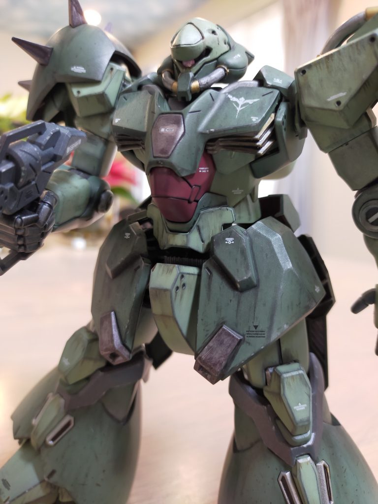 もう一個のアタマで、モノアイの真ん中の線をぶった切りました。よりザク系、ジオン系に近づいて気がします。