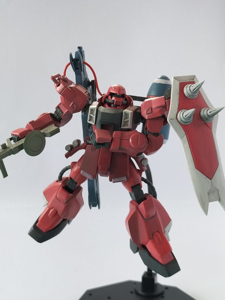 スパイクは切り飛ばしてビルドアップパーツに交換。モノアイも簡単に工作してみました☆普段あまりやらないミキシングや赤ピンクグラデーション塗装など今回は楽しかったです。色は迷いましたがルナカラーも良いものですね!最後までご覧いただきありがとうございました!