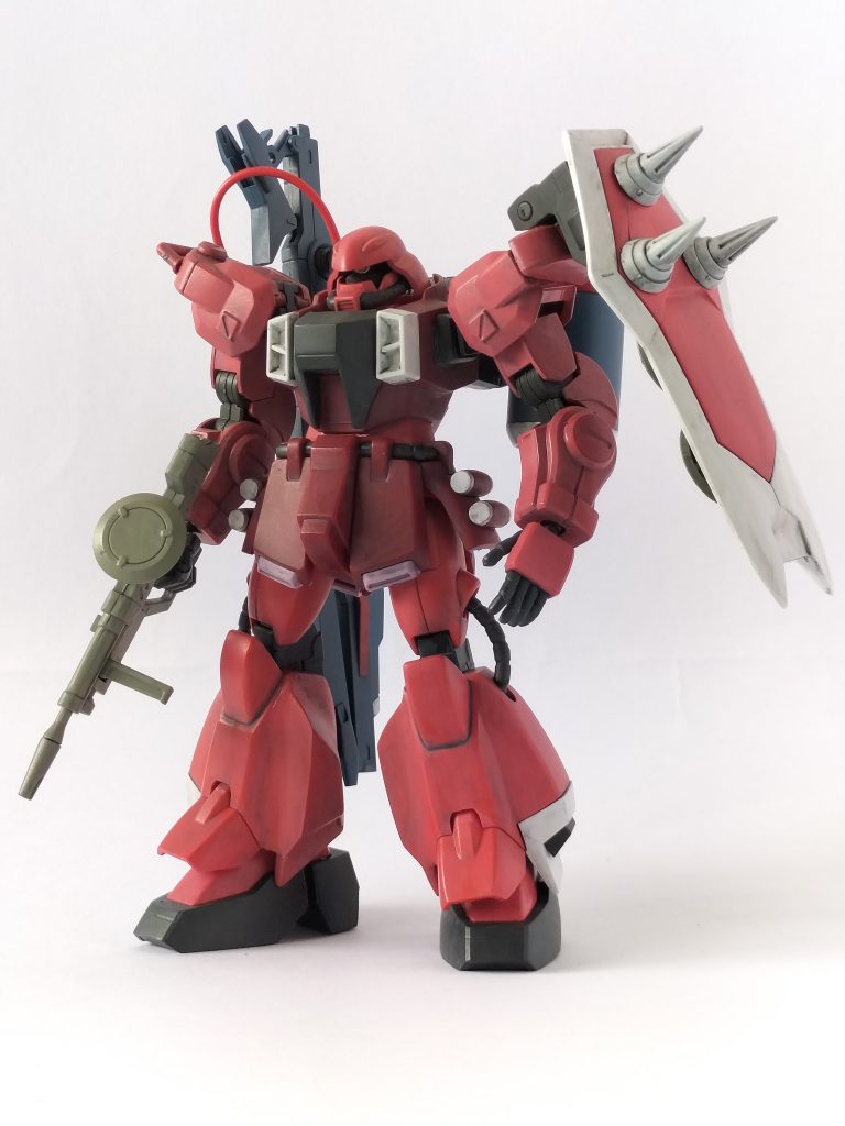 キットのままだとボリューム不足に感じたので脚部をパテとジャンクでマッシブに。腕はデザインが似ているディランザのものに交換しました。