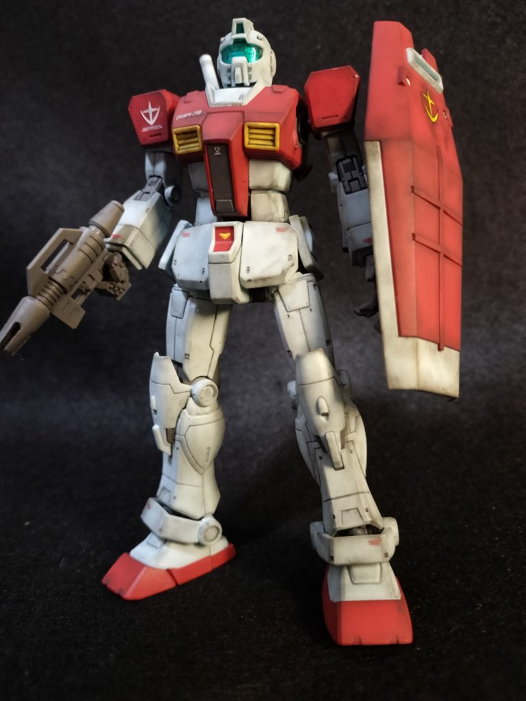 連邦軍MSよりジム（オリジン版）。素組なので、ほぼ成形色ですが、両肩を赤く塗装して汚してみました。とても組みやすい良いキットでした。