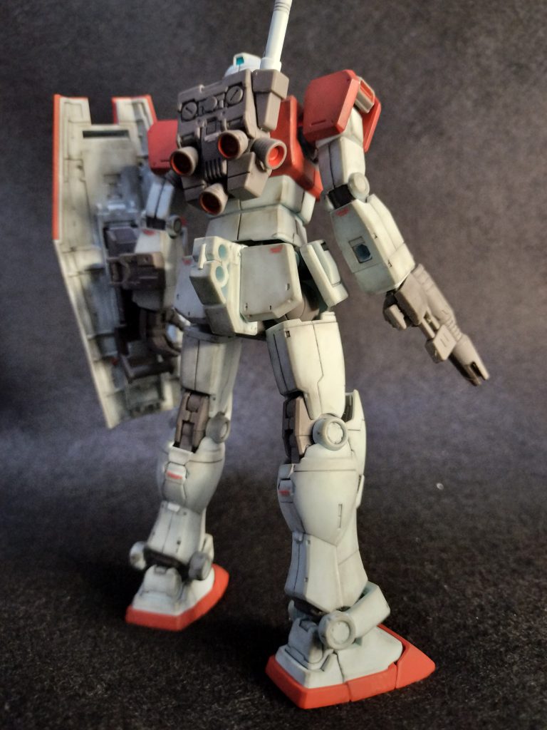 ジム背面。オリジンバックパックはかっこいいですが、真ん中の３ミリ穴は目立つのでランナーを加工して塞いでます。オリジン系は、豊富な武器類も魅力です。今回のジオラマでは、一般兵をアピールしたかったので、バズーカ、スプレーガンのみの登場となりました。