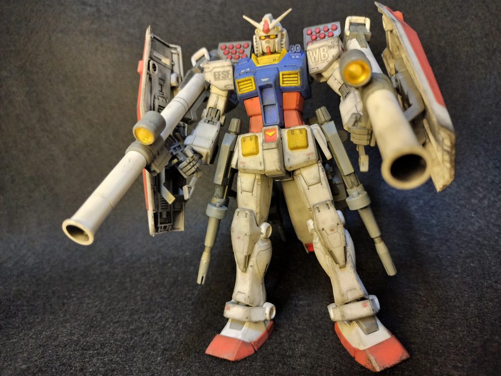 正面あおり。シールド2枚。バズーカー2丁。腰にビームライフル2丁。腰アーマ裏とビームライフルに3mm磁石を埋め込みマウントできるようになってます。背部にはミサイルポッド2基。