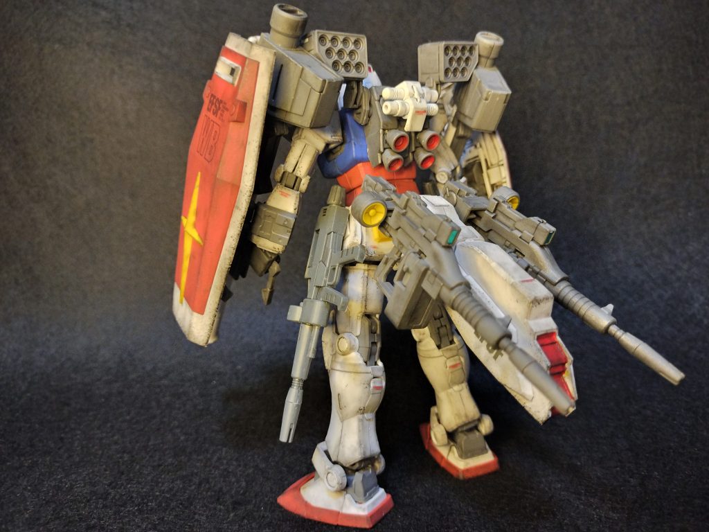 斜め背部から。ランドセルは後期型4連バニアー。ビームサーベル2本。腰部の増設スラスターに初期型ビームライフル2丁。そのままライフルを撃つことも可能で死角なし。初期型ビームライフルの代わりにバズーカーを取り付けることができます。バニアー内とかミサイルは塗装してます。